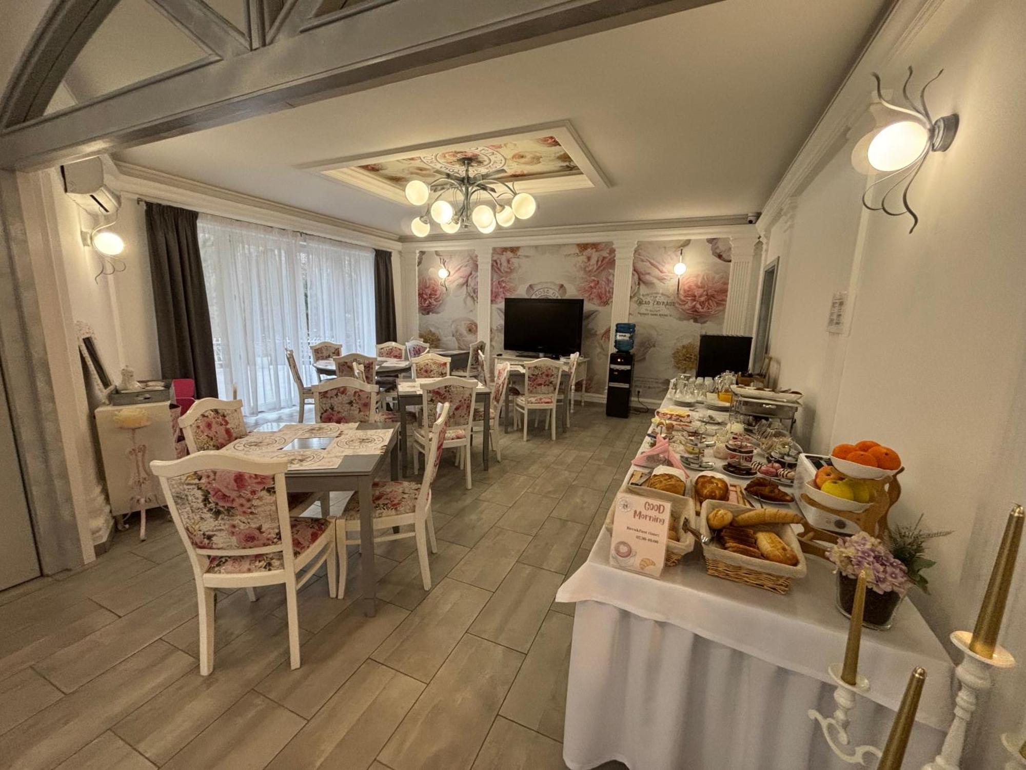 Villa Rose Garden นีเรกฮาซา ภายนอก รูปภาพ